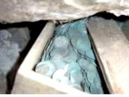 Tường nhà nứt toác vì quá cũ, để lộ hòm tiền chưa từng được biết đến