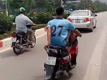 Hành động ngông cuồng của nam thanh niên trên làn đường dành cho BRT gây bức xúc