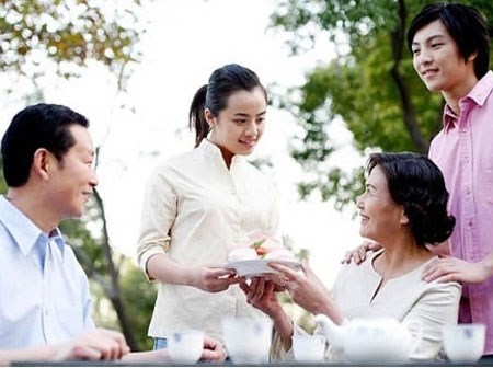 Cô gái bị mẹ người yêu phản đối ngay lần ra mắt đầu chỉ vì... khéo quá