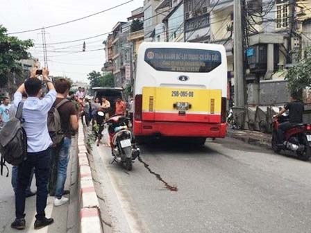 Văng sang làn đường ngược chiều sau va chạm, nam thanh niên bị xe buýt cán tử vong