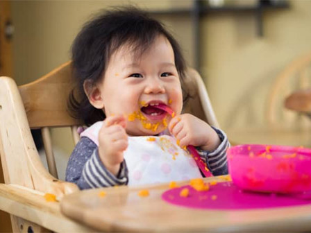 Cậu bé dễ thương với 3 triệu người theo dõi trên Instagram, song cư dân mạng lại chỉ ra một sai lầm nghiêm trọng trong cách nuôi con của người mẹ-14