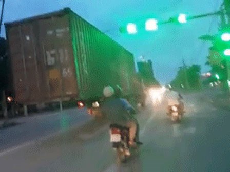 Clip thót tim: Xe chở thùng hàng container 
