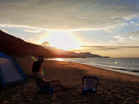 Tái tạo năng lượng bằng việc cắm trại đêm, đón bình minh ở biển Vĩnh Hảo