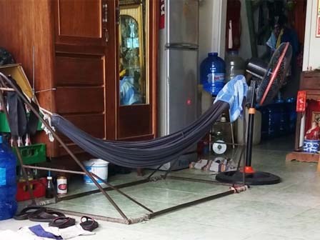 Người đàn ông không mặc quần tấn công thiếu nữ trong đêm