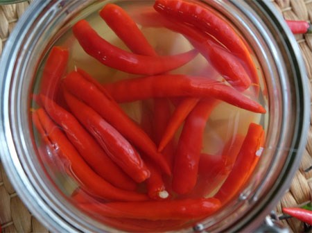 Tuyệt chiêu ngâm giấm ớt tỏi không xanh không nổi váng