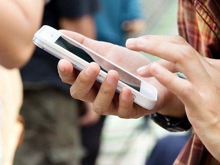 Mẹ chết lặng khi đọc tin nhắn kẻ ấu dâm gửi dụ dỗ con gái