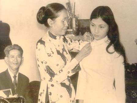 Ly kỳ chuyện chú rể chạy bộ 25 km về tân hôn tiếp với vợ
