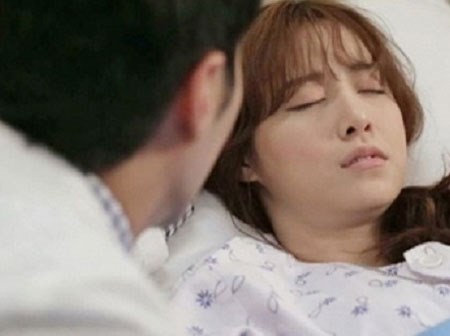 Chết sững vì lời chồng nói với mẹ qua điện thoại khi đưa mình đi đẻ