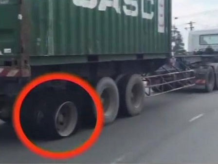 Hài hước ô tô bị thủng lốp bốc khói vẫn chạy trên đường-1