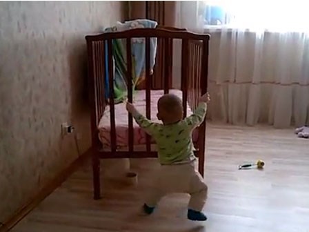 Em bé 10 tháng tuổi 'siêu khỏe', tự mình xoay chuyển chiếc cũi gỗ khắp phòng