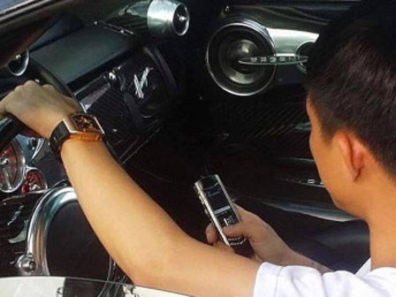Minh Nhựa cầm lái 'thần gió' Pagani Huayra 80 tỷ chạy trong khuôn viên công ty