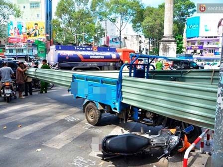 Xe ba gác chở tôn cứa vào người đi đường, 2 nạn nhân nhập viện cấp cứu