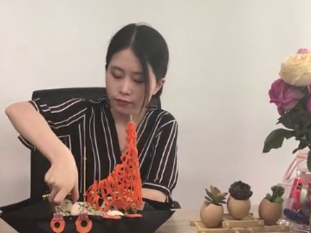 'Chị đại văn phòng' mở đại tiệc sushi, làm băng chuyền mời cả phòng ăn cùng