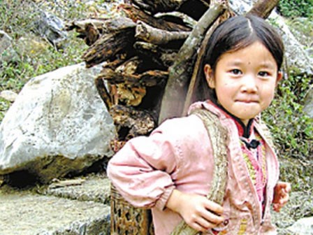Cuộc đời bi kịch của em bé 12 tuổi nuôi cha dượng tàn tật và 4 anh trai ăn học