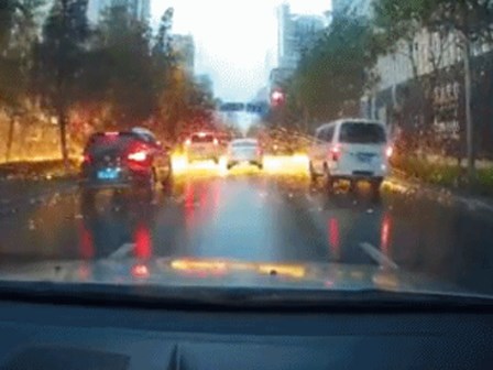 Kinh hoàng khoảnh khắc sét giáng xuống mặt đường, tóe lửa khắp con phố