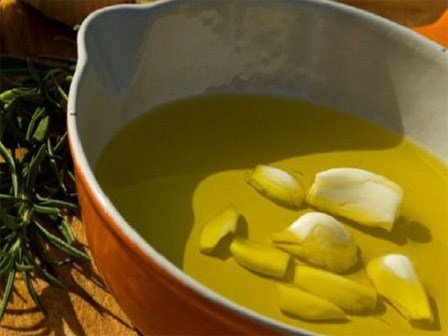 Biến tỏi thành dầu: 9 lợi ích vô cùng bất ngờ bạn nên biết