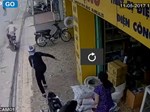 Video: Táo tợn đấm ngã nữ chủ tiệm, cướp 2 điện thoại rồi bỏ chạy-1