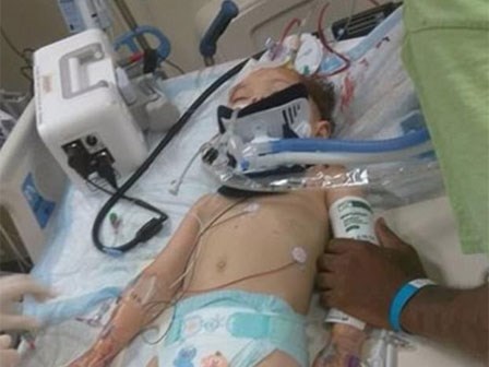 Bé gái 2 tuổi tổn thương não vì bị bảo mẫu là một cậu thiếu niên 16 tuổi trừng phạt