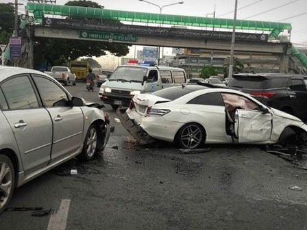 Phát hiện chồng đang chở bồ nhí, vợ cuồng ghen lao thẳng ô tô vào Mercedes của chồng