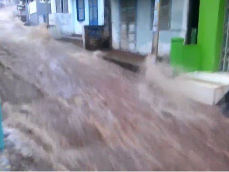 Dòng lũ cuồn cuộn như thác nước ở giữa thành phố Buôn Ma Thuột