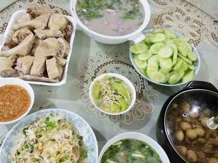 Khoe mâm cơm 450 nghìn cho gia đình 4 người ăn, mẹ trẻ bị gạch đá tới tấp vì... 