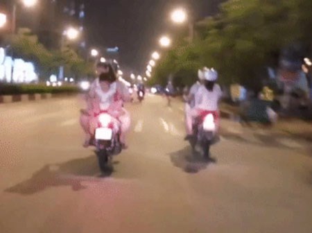 Hình ảnh xuất hiện trên phố khiến dân mạng bức xúc