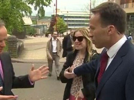 Video: Phóng viên BBC sờ ngực phụ nữ qua đường trong chương trình trực tiếp