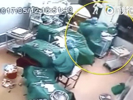 Trung Quốc: Lời qua tiếng lại, bác sĩ và y tá lao vào ẩu đả ngay giữa phòng phẫu thuật