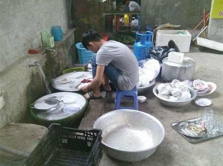 Đi ăn cỗ, chàng trai một mình rửa 6 mâm bát đĩa vì bạn gái đau tay