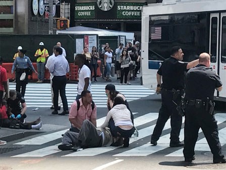 Quảng trường Thời đại la liệt người bị thương sau vụ đâm xe