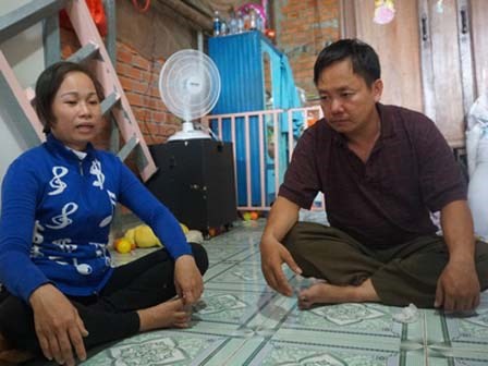 Người cha nuôi 2 con bị bại não xin lỗi các mạnh thường quân