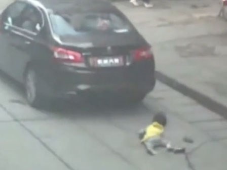 Bỏ mặc cháu gái vừa bị xe đâm, ông lao đến đòi tài xế tiền bồi thường