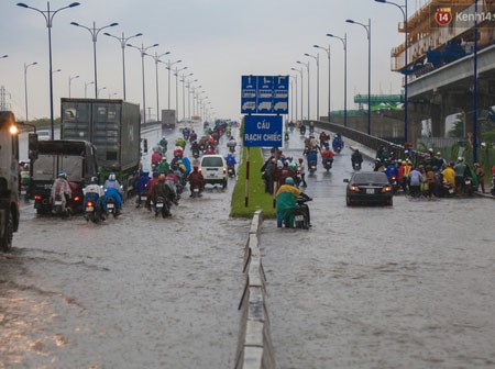 Mưa lớn gây ngập nặng trên Xa Lộ Hà Nội, giao thông ùn ứ nghiêm trọng