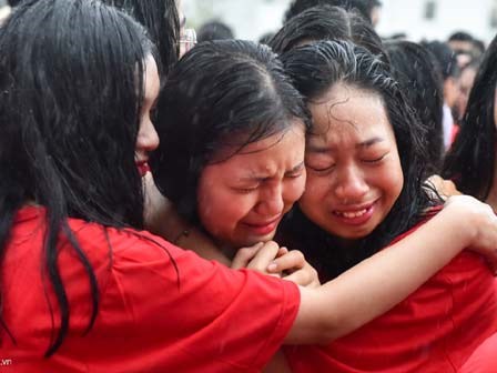 Học sinh ôm nhau khóc chia tay tuổi học trò
