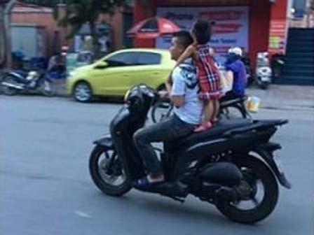 Kiểu chở con 'thí mạng' trên xe máy của bố mẹ Việt