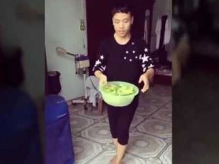 Sau màn vẩy rau thất bại,  thầy dạy vẩy rau đã xuất hiện khiến người xem không thể nhịn cười