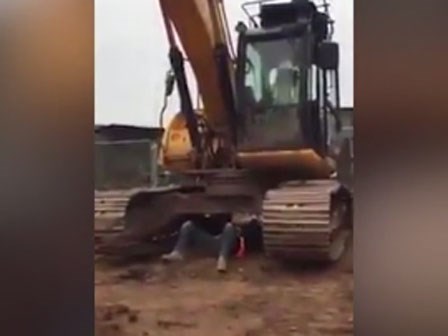 Người đàn ông gây sốc vì nâng tạ bằng... máy xúc 30 tấn