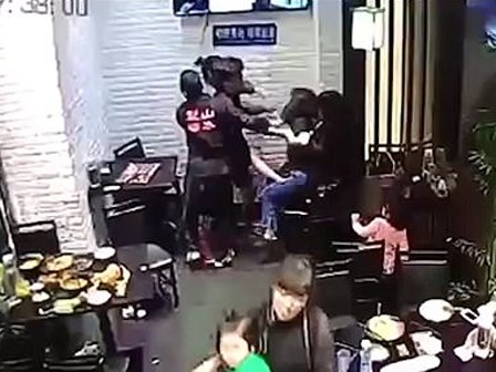 Cô gái hành hung bé gái 4 tuổi ngay giữa nhà hàng