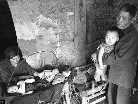 Bà cụ nhặt rác cưu mang hơn 30 đứa trẻ bị bỏ rơi: “Rác chúng tôi còn nhặt, huống hồ là người?”
