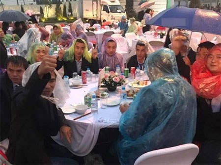 Đi tiệc cưới ngoài trời sang chảnh, hàng trăm khách đội áo mưa, trùm nilon ăn 