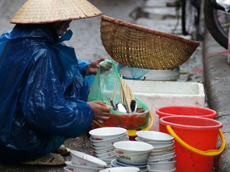 Câu chuyện mẹ rửa bát thuê giúp con trả nợ 