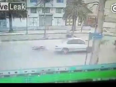 Video: Lái xe máy lộn 360 độ ngồi trên nóc ô tô sau cú đâm cực mạnh