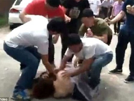 Thấy cô phù dâu xinh đẹp, nhóm bạn của chú rể tranh thủ sàm sỡ tập thể và cái kết đắng