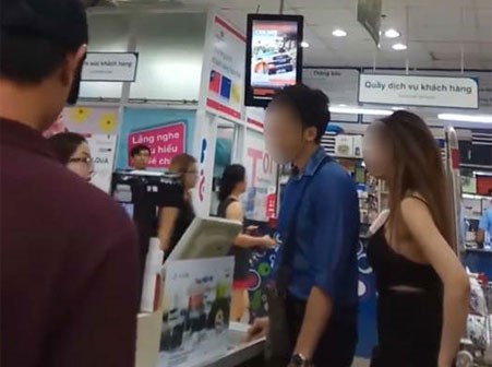 Thanh niên chen ngang hàng trong siêu thị, mắng người khác
