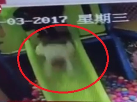 Bé 4 tuổi bị người đàn ông túm cổ áo thô bạo vì đẩy bạn chúc đầu xuống cầu trượt