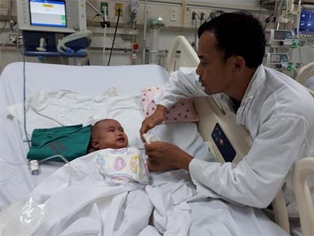 Góc xót con: Bố mải xem điện thoại, con nằm võng ngã chỏng vó, hành động sau đó của ông bố khiến người xem hết hồn-3