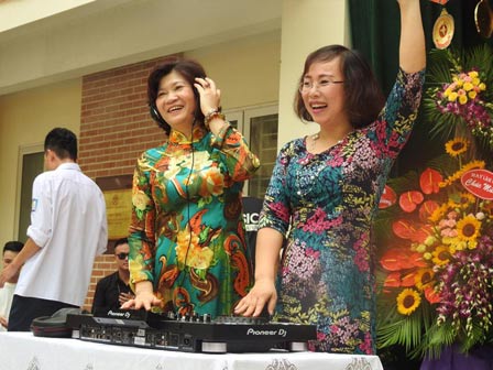 Cô giáo mặc áo dài trắng xưa rồi, bây giờ là phải theo mốt họa tiết dạy gì mặc nấy như thế này!-9