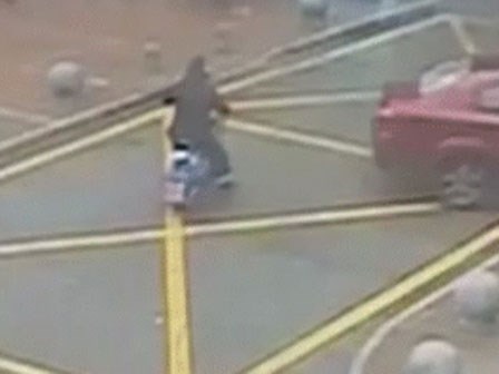 Nhầm chân ga thành chân phanh, nữ tài xế với 5 năm kinh nghiệm đâm bị thương người đi đường