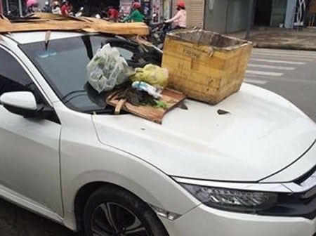 Đỗ xe chắn ngang lối đi, tài xế đã phải nhận