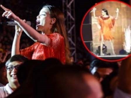 Hồ Ngọc Hà hú hồn vì suýt gặp nạn trên sân khấu